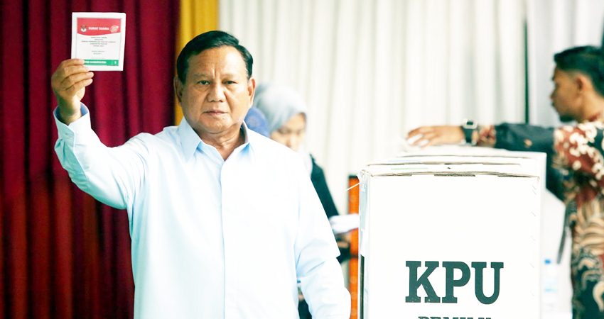 Calon Presiden nomor urut 2 Prabowo Subianto menggunakan hak pilihnya pada Pemilu 2024. Foto: Ricardo/jpnn.com