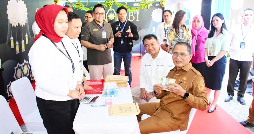 Warga masyarakat Kota Gorontalo diajak untuk bijak dalam menggunakan rupiah. Ajakan itu disampaikan Sekretaris Daerah (Sekda) Kota Gorontalo, Ismail Madjid ketika