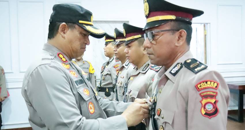 Kapolres Pohuwato, AKBP Winarno,S.H,S.I.K saat memimpin upacara serah terima jabatan (Sertijab) Kapolsek Patilanggio dan Kapolsek Taluditi.