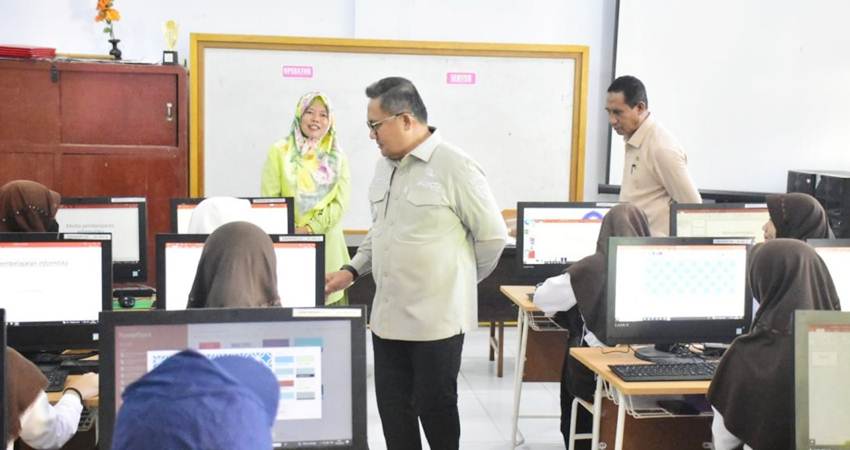 Wali Kota Gorontalo, Marten Taha ketika meninjau aktivitas belajar mengajar di salah satu sekolah yang ada di Kota Gorontalo.(Foto: Prokopim)