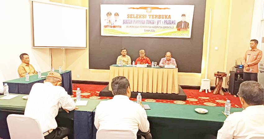 BUKA. Sekretaris Daerah Roni Sampir saat membuka seleksi teruka uji kompotensi pengisian jabatan pimpinan tinggi (JPT) Pratama Tahun 2024, di Grand Q Hotel Gorontalo
