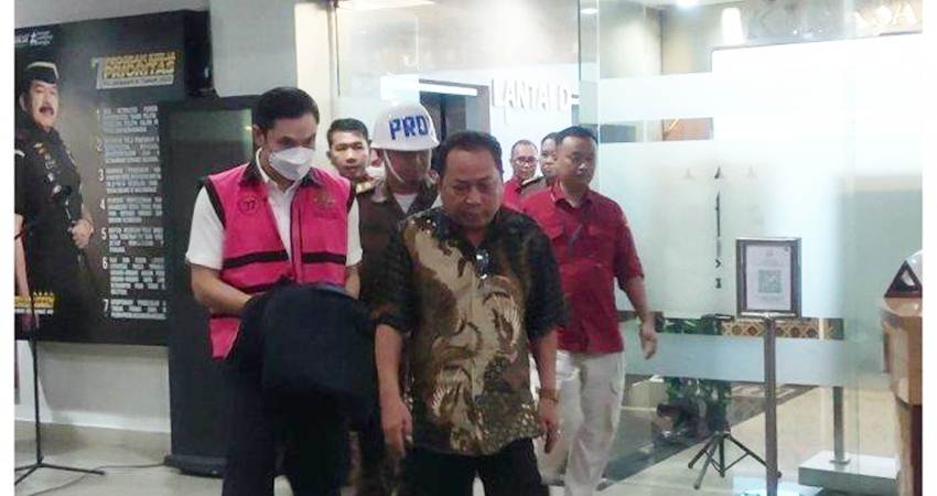 TANGAN DIBORGOL : Harvey Moeis, suami aktris Sandra Dewi ditahan penyidik Jampidsus Kejagung karena terjerat kasus korupsi PT Timah Tbk dengan kerugian Rp271 Triliun, Rabu 27 Maret 2024.