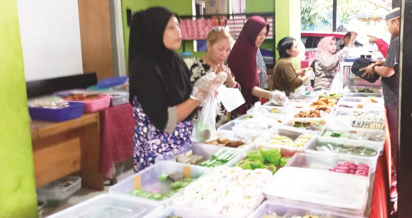 Keramaian pengunjung saat berburu takjil.