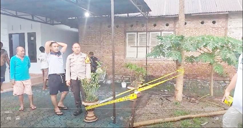 POLICE LINE : Lokasi kejadian seorang bocah tewas kesetrum setelah menyentuh tiang kanopi saat mandi hujan di Desa Buhu, Telaga, Kabupaten Gorontalo, Kamis (7/3). (foto : istimewa)