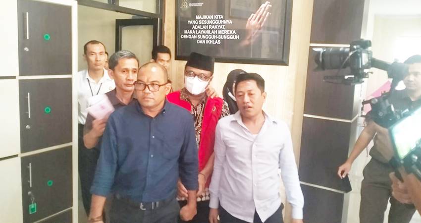 LEBARAN DI LAPAS : Kadis PUPR Kota Gorontalo, resmi gunakan baju rompi tahanan Kejaksaan Negeri Kota Gorontalo, Senin (25/3). (Foto: Istimewa).