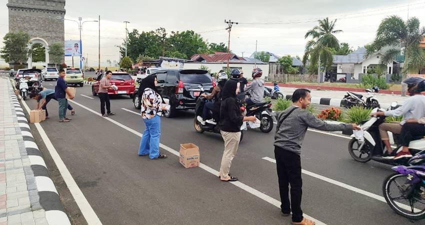 REMAJA BERBAGI - Rema muda Desa Bongoime dan Toto Utara membagi-bagikan takjil di kawasan Center Poin Bone Bolango, Kamis (21/3). (foto : Ismail lasimpala/mg/gorontalopost)