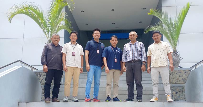 TAMU REDAKSI : Supervisor Corporate Communication Telkomsel Sulawesi, Muhammad Kadri (tiga dari kiri) bersama tim, saat berkunjung ke Gorontalo Post, Rabu (6/2). (foto : agustina / gorontalo post)