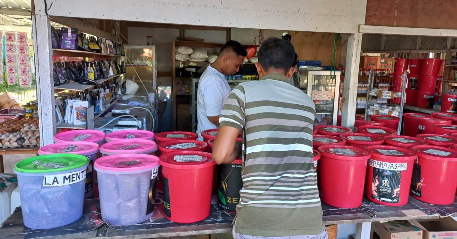 Pedagang tembakau saat melayani pembeli tembakau linting dewe.