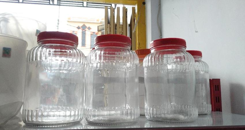 Toples kue yang dijual di setiap lapak.