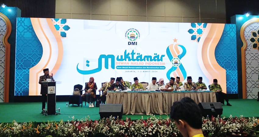 PERJUANGKAN. Bupati Gorontalo nelson Pomalingo saat membicarakan pembangunan masjid raya dan Islamic center Gorontalo, di pusat