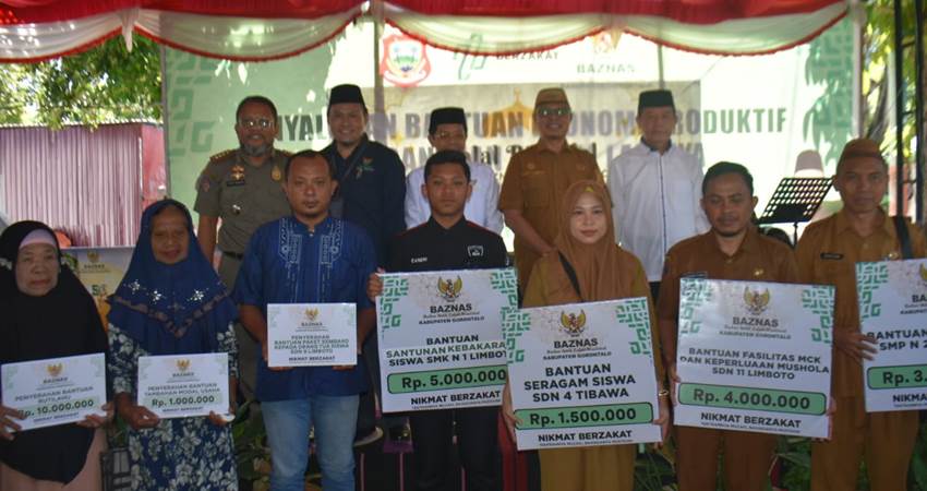 FOSE. Sekretaris Daerah Roni Sampir saat foto bersama dengan pengurus Baznas dan sejumlah orang yang mendapatkan bantuan dari program Baznas.