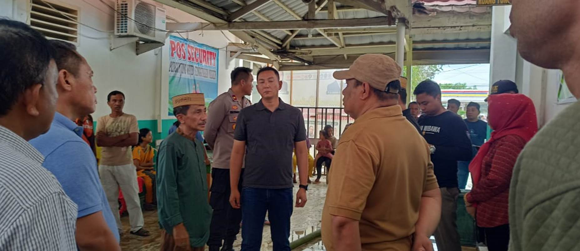 TINJAU. Bupati Gorontalo bersmaa Kapolres Gorontalo AKBP Dedy Herman saat meninjau langsung kejadian dan memastikan kondisi para pasien yang ruangannya berdekatan dengan lokasi kebakaran