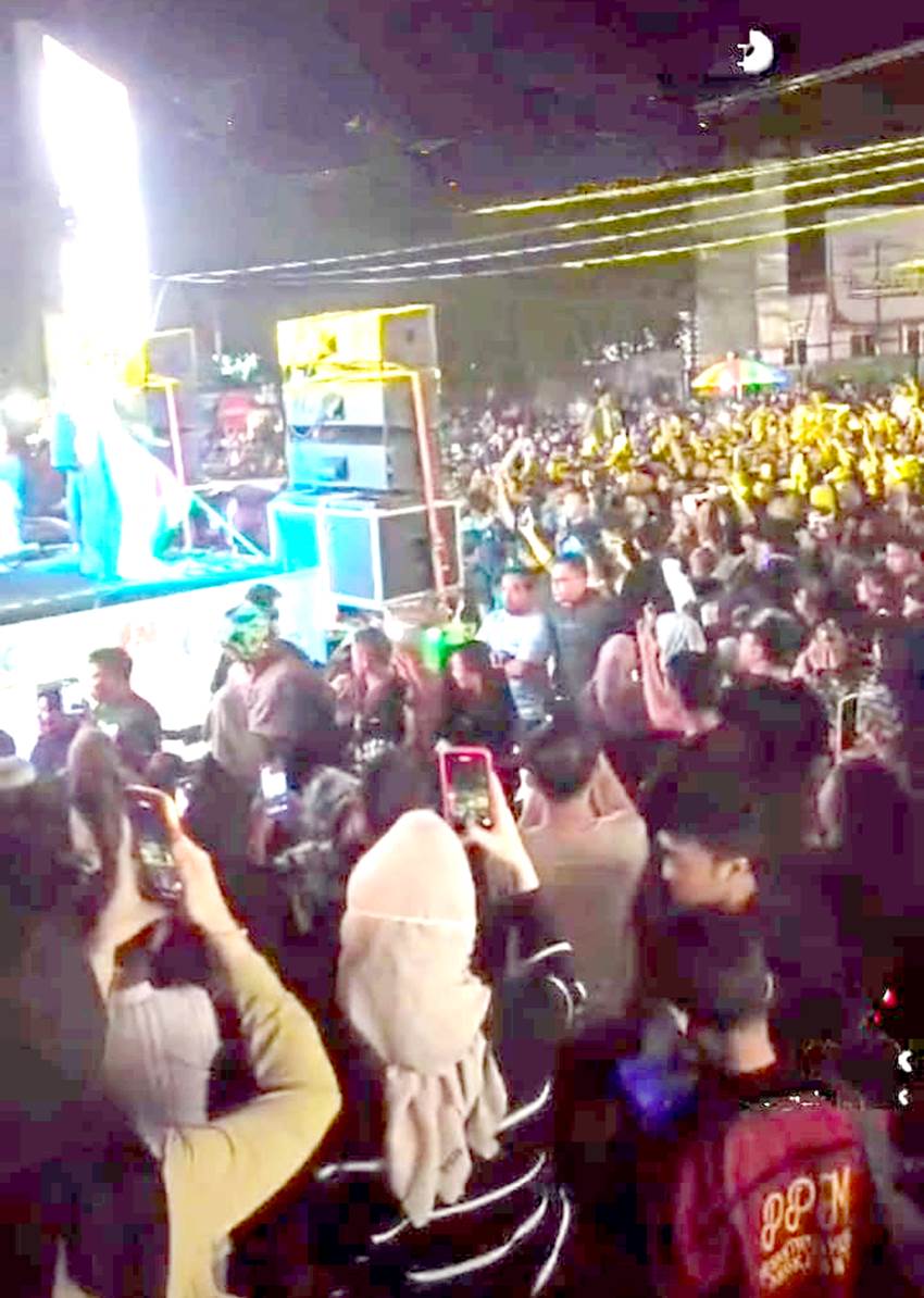 Ribuan warga meramaikan tradisi Koko'o atau ketuk sahur untuk membangunkan sahur dengan berkeliling di sejumlah ruas jalan utama di Kota Gorontalo, Selasa, (12/3/2024).