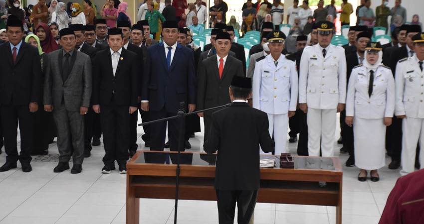 LANTIK. Bupati Gorontalo Nelson Pomalingo saat melantik 68 pejabat eselon ll, lll dan lV di lingkungan Pemkabgor