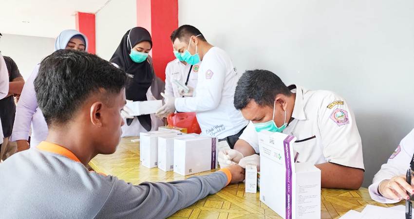 Salah seorang Warga Binaan di Lembaga Pemasyarakatan Kelas IIb Pohuwato, saat menjalani pemeriksaan dan deteksi dini HIV/AIDS, Rabu (06/03/2024). (Foto: Fery/Humas Lapas Pohuwato).