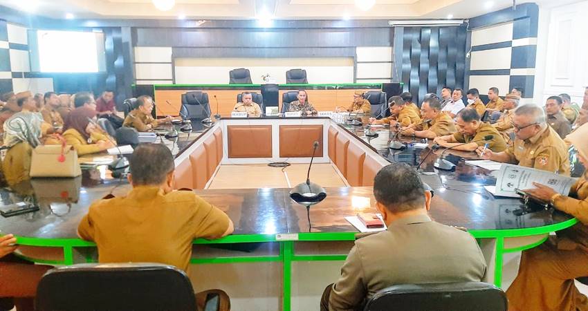 RAPAT. Suasana rapat pimpinan yang dihadiri langsung oleh Bupati Gorontalo Nelson Pomalingo,Wakil Bupati Hendra Hemeto