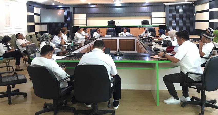 RAPAT. Suasana rapat terbatas yang pimpin langsung oleh Bupati Gorontalo Nelson Pomalingo terkait efisiensi anggaran di ruang madani. Rabu (13/3).
