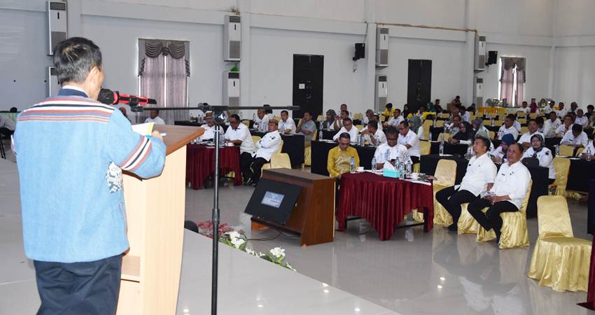 BUKA. Bupati Gorontalo Nelson Pomalingo saat membuka kegiatan di el madina hotel