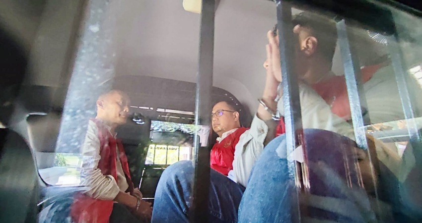 LEBARAN DI LAPAS : Tiga tersangka dugaan tindak pidana korupsi proyek SPAM Dungingi digiring ke Lapas Gorontalo setelah penetapan tersangka, Rabu (20/3). (foto : mg/ gorontalo post)