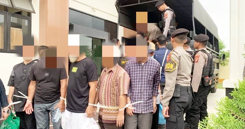 Para tahanan Tipikor saat digiring petugas pengawal tahanan ke sel tahanan Pengadilan Tipikor Gorontalo untuk persiapan menjalani persidangan.