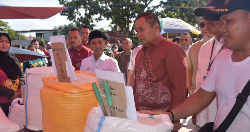 TINJAU. Bupati Gorontalo Nelson Pomalingo saat meninjau kondisi pasar Limboto bersama dengan penjagub Gubernur ismail pakaya, kamis (21/3) meninjau langsung harga kebutuhan pokok.
