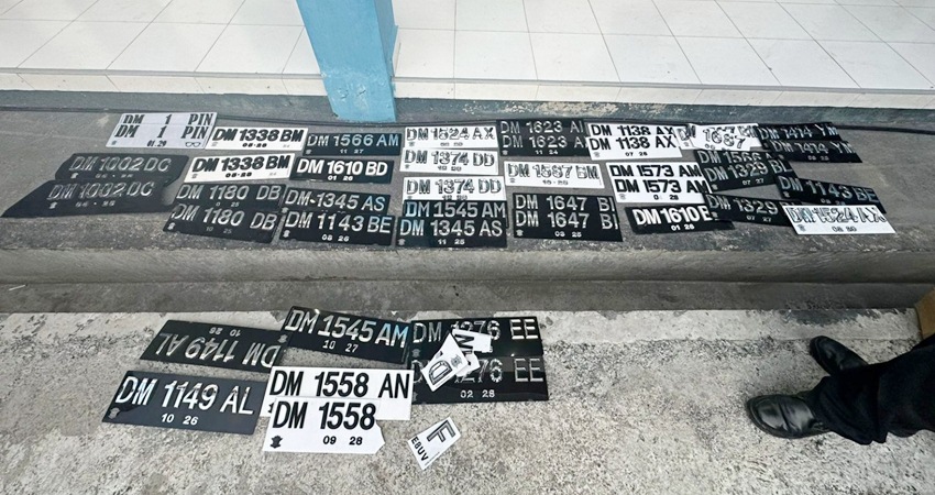 Puluhan plat nomo kendaraan yang tidak sesuai ketentuan berlaku di amankan Satuan lalu lintas (Satlantas) Polresta Gorontalo Kota.