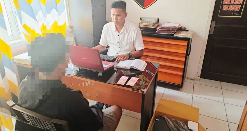 Pelaku pengedar uang palsu saat menjalani pemeriksaan oleh penyidik Polsek Kota Utara.