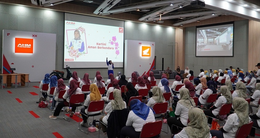 Kartini Zaman Now, Intip Belajar Naik Motor yang Aman dan Stylish