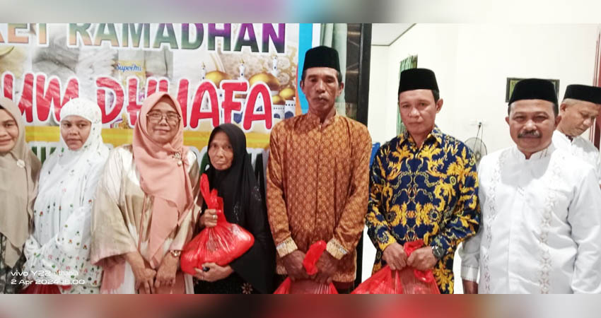 Pj Bupati Kabupaten Boalemo Dr. Sherman Moridu, Resmi didampingi pihak PT PG Gorontalo Sartin Jou (Berkacamata) saat menyerahkan langsung secara simbolis kepada kaum Dhuafa paket Ramadan bantuan PT PG Gorontalo, di Kantor Camat Dulupi, Selasa (2/4/24). (F: Istimewa).