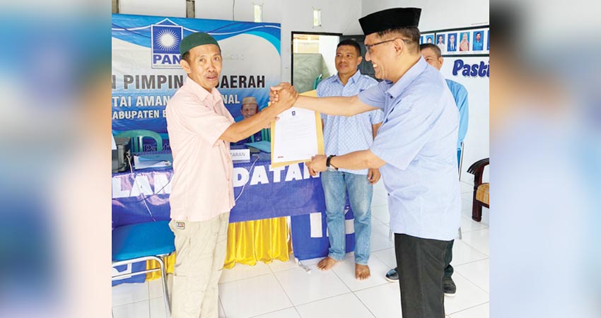 Bakal calon Bupati Bone Bolango, Amran Mustapa ketika menyerahkan dokumen pendaftaran sebagai calon kepala daerah dan wakil kepala daerah di DPD PAN Bone Bolango, Selasa (23/4/2024).