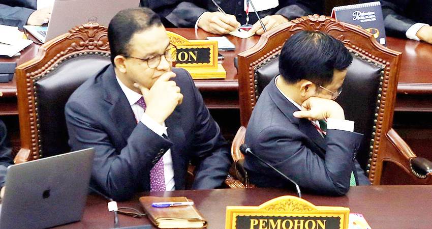 Anies Baswedan dan Muhaimin Iskandar saat menghadiri sidang putusan PHPU Presiden dan Wakil Presiden 2024 di Gedung Mahkamah Konstitusi, Jakarta, Senin (22/4). (Foto: Ricardo/JPNN jpnn.com)