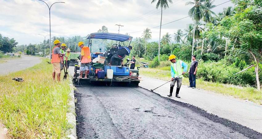 MULAI DIASPAL : Jalan Bypass Lahumbo yang banyak dikeluhkan warga karena rusak sudah mulai diaspal, lantaran adanya rencana kunjungan Presiden Joko Widodo di daerah itu. (foto : istimewa - @arya fly/facebook)
