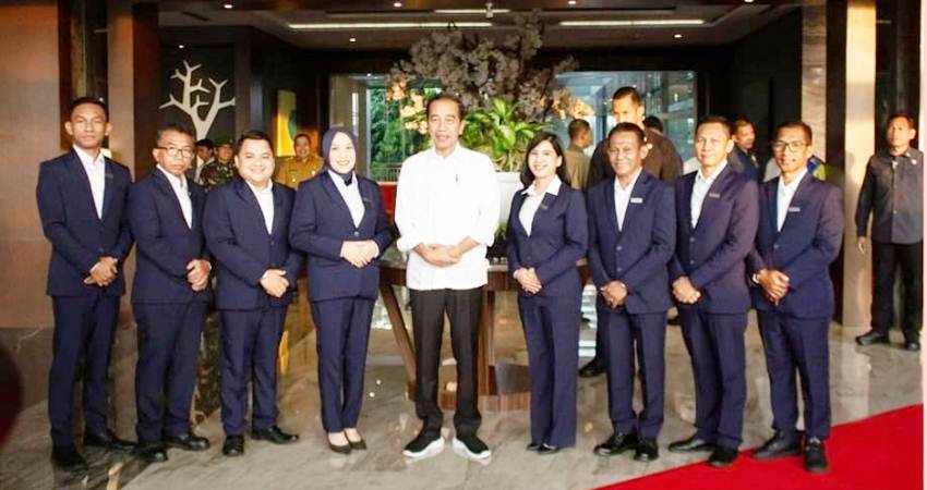 ISTIMEWA : Presiden Joko Widodo, bersama Act General Manager ASTON Gorontalo Hotel & Villas, Yunita Abdullah (empat dari kiri), dan jajaran manajemen hotel Aston Gorontalo. (foto : dok / aston gorontalo)
