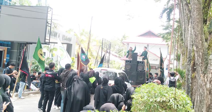 Suasana kampanye kandidat Presiden BEM UNG, SMART, di kampus 1 UNG, Rabu (24/4). (Foto : Raman Supriyatna Tamu / mg / gorontalo post)