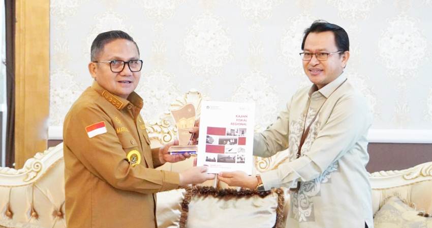 Wali Kota Gorontalo, Marten Taha ketika menerima buku kajian fiskal regional dari pihak DJPb, Selasa (2/4/2024). (Foto: Prokopim)
