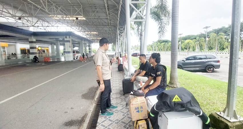 Kapolsek Bandara Djalaluddin Gorontalo Iptu Ismet Ishak saat memberikan informasi kepada masyarakat terkait adanya cancel flight pesawat lion air Selasa (30/4/24). (Foto: Istimewa).