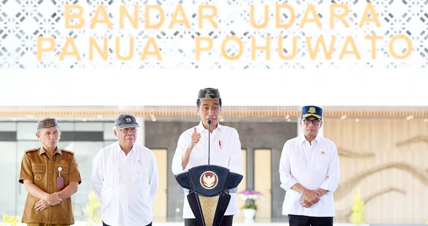 Presiden Jokowi memberikan sambutan pada peresmian bandar udara Panua di Desa Imbodu, Kecamatan Randangan, Kabupaten Pohuwato, Senin (22/4). (Foto: bpmi/setpres)