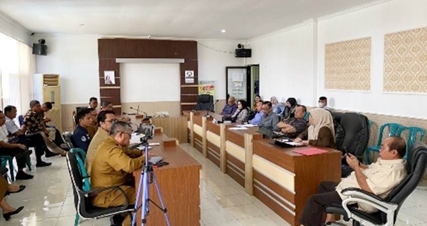 Pertemuan Komisi I Deprov Gorontalo dengan instansi teknis pemerintah provinsi membahas persoalan sengketa lahan Bandara, Selasa (2/4).