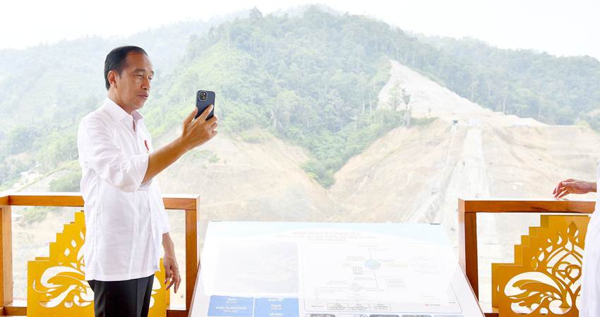 BELUM SELESAI : Presiden Joko Widodo melihat langsung progres Bendungan Bulango Ulu, Senin (22/4). Bendung yang dibangun sejak 2019 itu ditarget tuntas pada akhir tahun ini. (foto : BPMI / Setpres)
