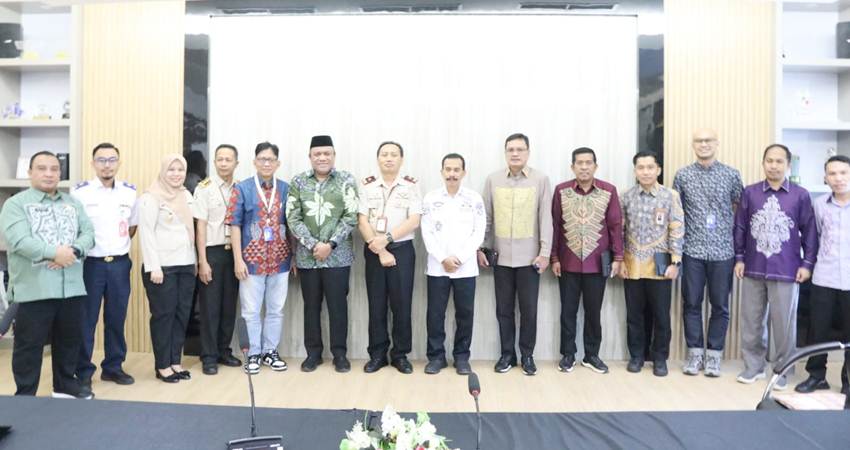 Foto bersama usai pelaksanaan rapat koordinasi bersama pihak Otoritas Bandara (Otban) Udara Wilayah V yang berlangsung di Kantor Otban Hasanuddin, Makassar, Kamis (4/4). (Foto – istimewa)