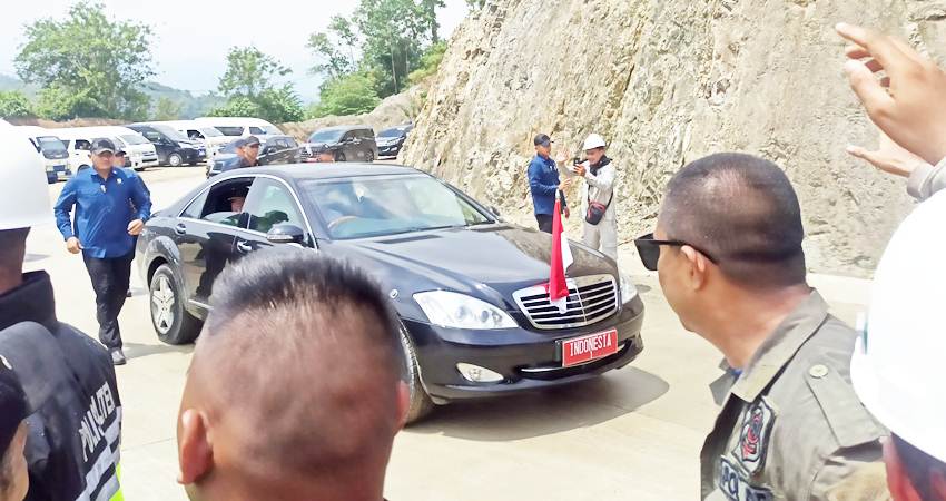 INDONESIA I : Presiden Joko Widodo saat tiba di lokasi proyek bendungan Bulango Ulu, Senin (22/4). Kunjungan Jokowi ke wilayah itu mendapat antusias masyarakat. (foto : Fahrul hullalata / mg / gorontalopost)