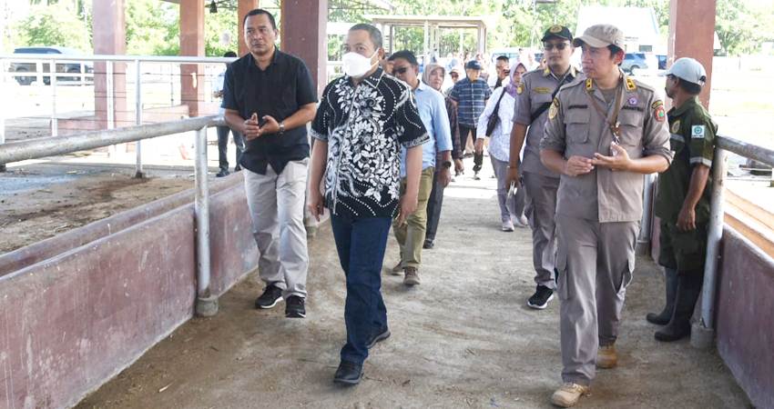 Pj Gubernur Gorontalo Ismail Pakaya (tengah), meninjau Instalasi Karantina Hewan (IKH) Sulawesi Tengah di Kota Palu, Kamis (25/4). (Foto : Haris/Diskominfotik)