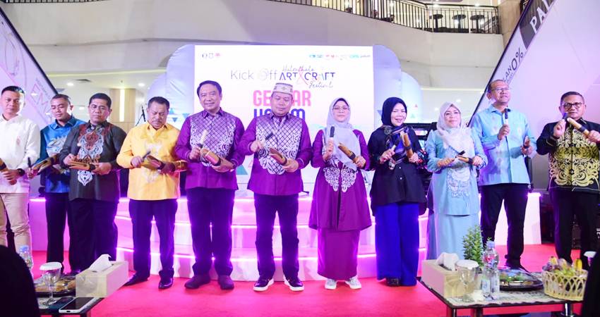 Pj Gubernur Gorontalo Ismail Pakaya bersama Ketua Dekranasda Fima Agustina, didampingi kepala perwakilan BI Gorontalo, Dian Nugraha, saat meninjau stand UMKM peserta Gebyar UMKM 2024, Sabtu (27/4). (Foto – Nova/ Diskominfotik)