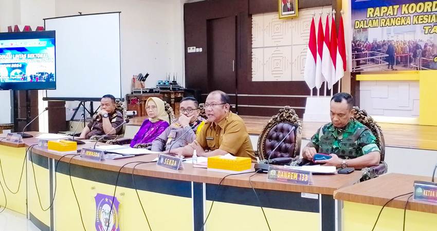 Suasana Rapat Forkopimda diperluas yang dipimpinan Sekretaris Daerah Provinsi (Sekdaprov) Gorontalo Sofian Ibrahim di Aula Rumah Jabatan Gubernur, Selasa (2/4). (Foto – Winda)