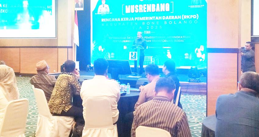 ketua Dekab Bonbol Halid Tangahu memberikan pemaparan dikegiatan Musrenbangda Bappeda Bonbol belum lama ini. (Foto Caisar/GP)