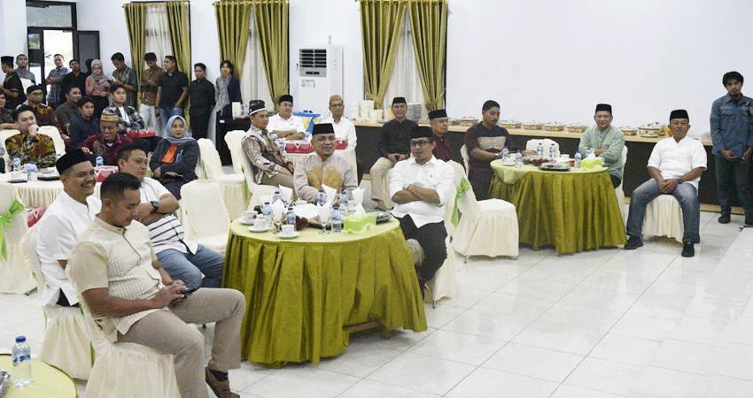 HADIR. Wakil Bupati Hendra Hemeto bersama Sekda Roni Sampir saat hadir dalam pelaksanaan buka puasa bersama jajaran Kejaksanaan Negeri Limboto