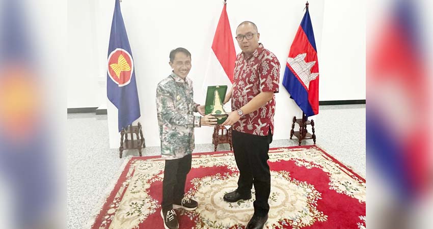 CENDERAMATA. Bupati Gorontalo saat menyerahkan cenderamata kepada Dubes RI di Kamboja Santo Darmosumarto.