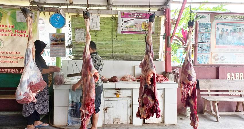 Daging sapi yang akan dijual pedagang di pasar tradisional.
