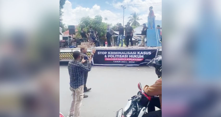 Orasi yang dilakukan salah satu orator dari massa aksi bela Hamim Pou di kawasan Center Point Bone Bolango, Selasa (23/4/2024). (Foto: