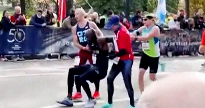 Pelari New York City Marathon 2021 membantu pelari lain yang terjatuh. -CTV News-
